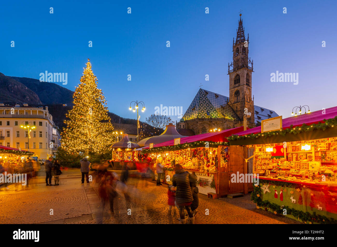Bozen Kathedrale und lange Belichtung der Kunden an Weihnachtsmarkt auf der Piazza Walther, Bozen, Italien, Europa Stockfoto