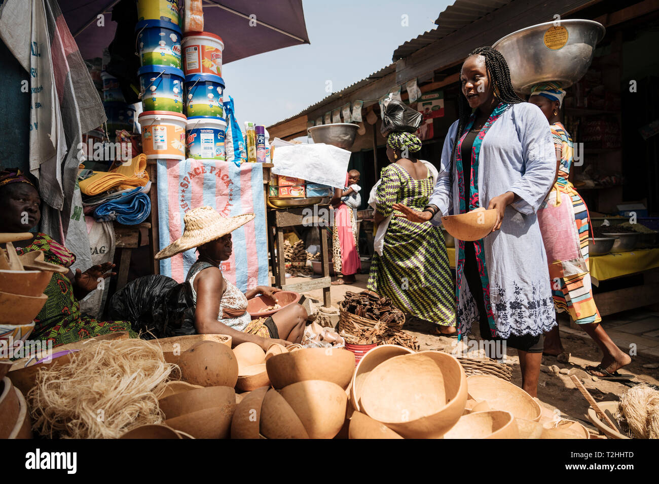 Frau Wahl hölzerne Schüssel am Marktstand in Accra, Ghana, Afrika Stockfoto