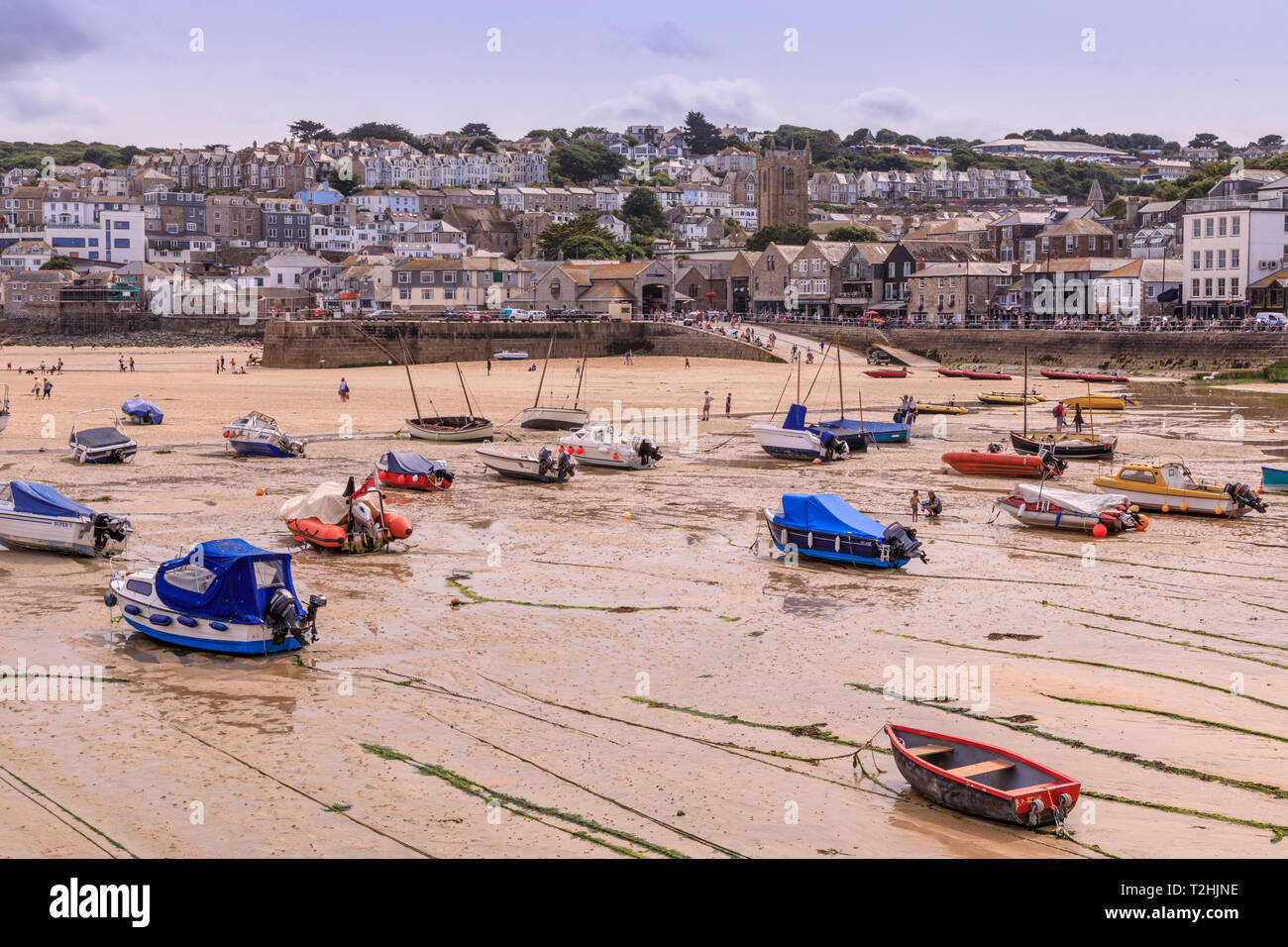 Boote, Hafen bei Ebbe, St Ives, beliebter Badeort bei heißem Wetter, Sommer, Cornwall, England, Vereinigtes Königreich, Europa Stockfoto