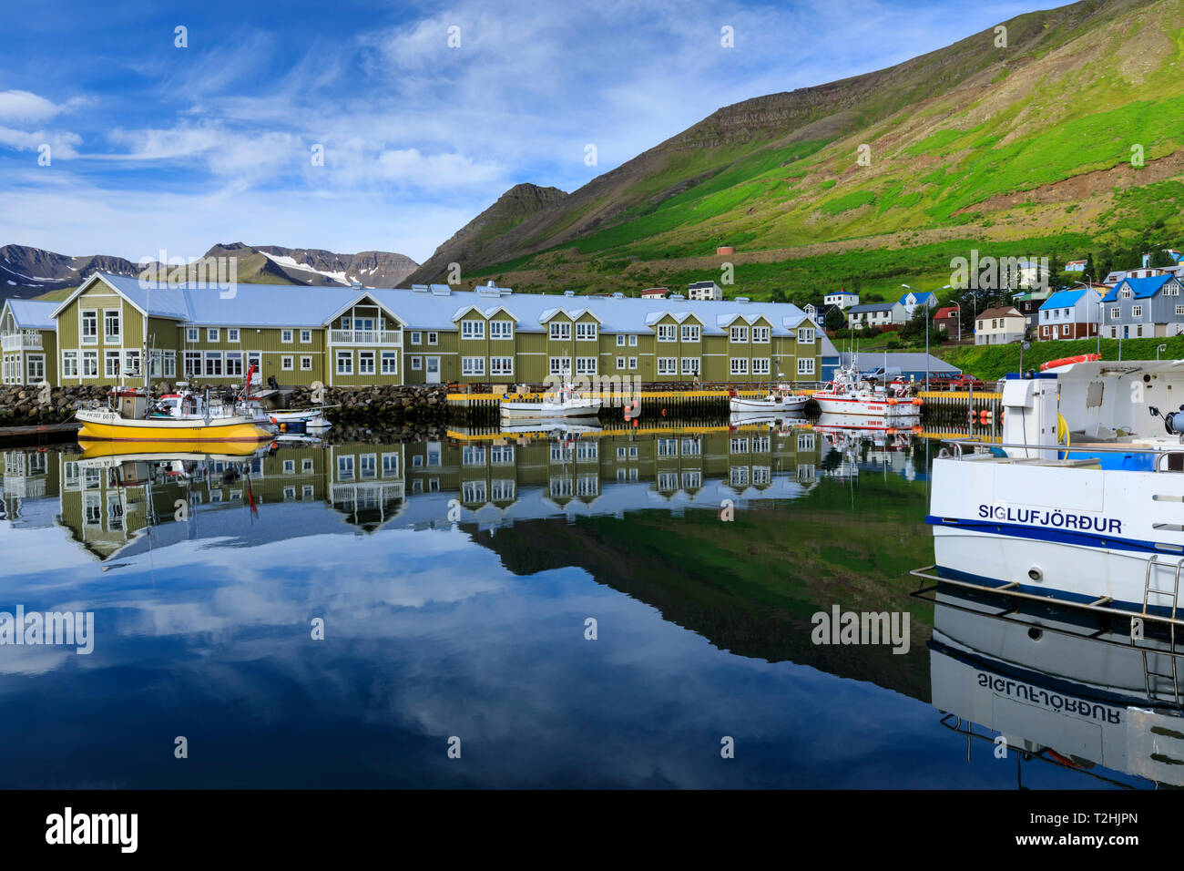 Hafen, Hotel und Fischerboote, Berge, Reflexionen, Siglufjordur, (Siglufjorour), herrlichem Sommerwetter, North Island, Europa Stockfoto