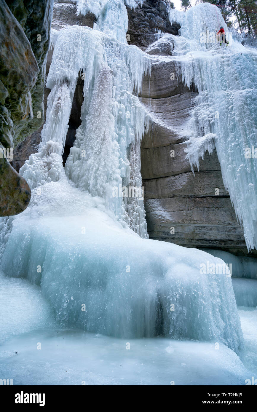 Eisklettern in Maligne Canyon, Alberta, Kanada, Nordamerika Stockfoto