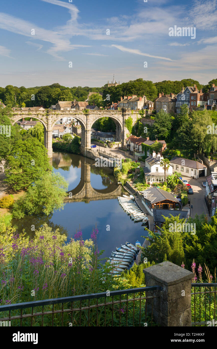 Ruderboote und Viadukt über den Fluss Nidd in unteren Nidderdale auf einem Mitte Sommer sonnigen Tag, Knaresborough, Borough von Harrogate, North Yorkshire, Großbritannien Stockfoto