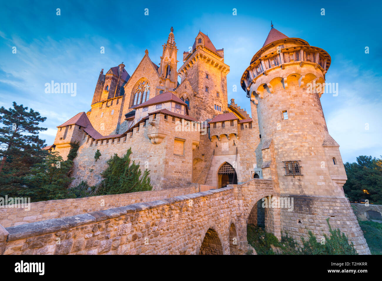 Burg Kreuzenstein in der Dämmerung, in der Nähe von Leobendorf in Niederösterreich, Österreich, Europa Stockfoto