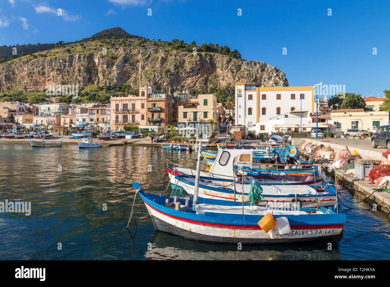 Bunte Boote ankern im Hafen von Mondello mit Blick auf Mount Gallo im Hintergrund, Palermo, Sizilien, Italien, Europa Stockfoto