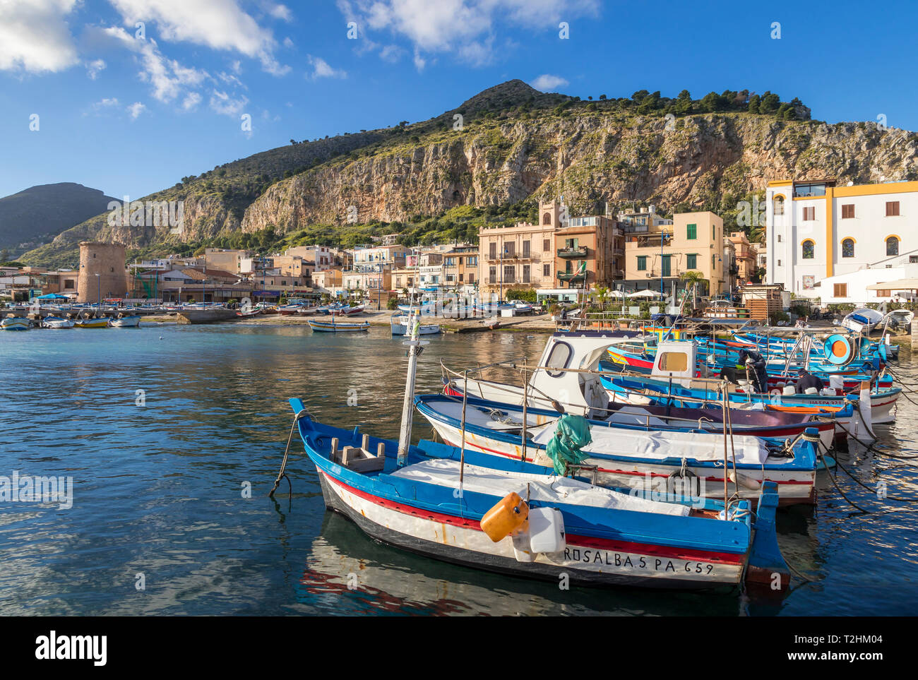 Bunte Boote ankern im Hafen von Mondello mit Blick auf Mount Gallo im Hintergrund, Palermo, Sizilien, Italien, Europa Stockfoto