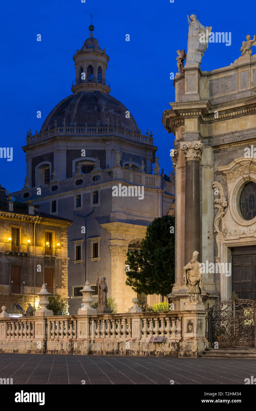 Die beleuchteten Dom und St. Agatha Abtei während der Blauen Stunde, Catania, Sizilien, Italien, Europa Stockfoto