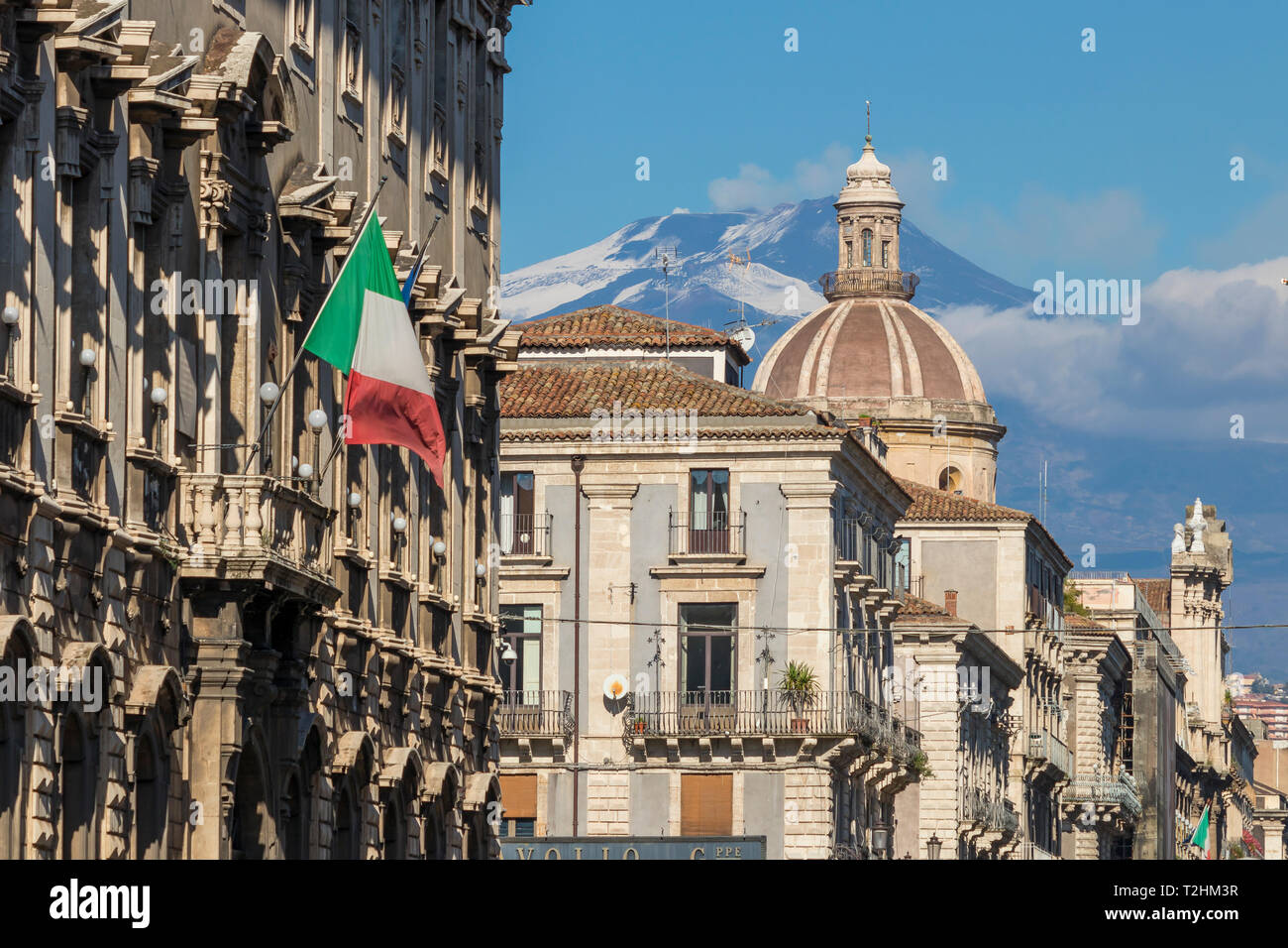 Die Fassaden der Gebäude in der Via Etnea mit Blick auf den Ätna im Hintergrund, Catania, Sizilien, Italien, Europa Stockfoto