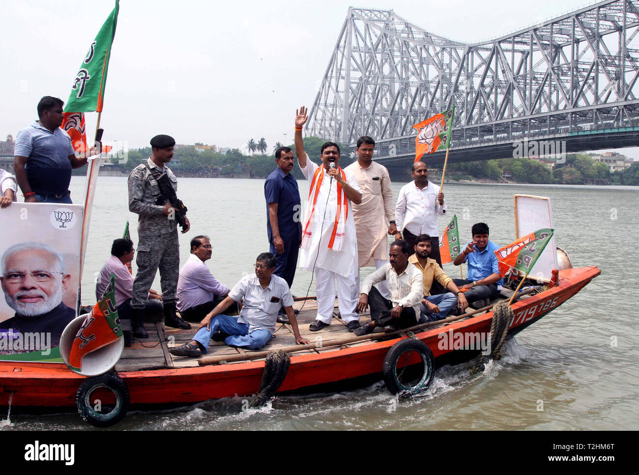 Kolkata, Indien. 02 Apr, 2019. Bharatiya Janta Party oder BJP Kandidat für Kolkata Nord Wahlkreis Rahul Sinha Kampagnen auf der Boot am Fluss Ganges vor der Lok Sabha Wahl 2019. Credit: Saikat Paul/Pacific Press/Alamy leben Nachrichten Stockfoto