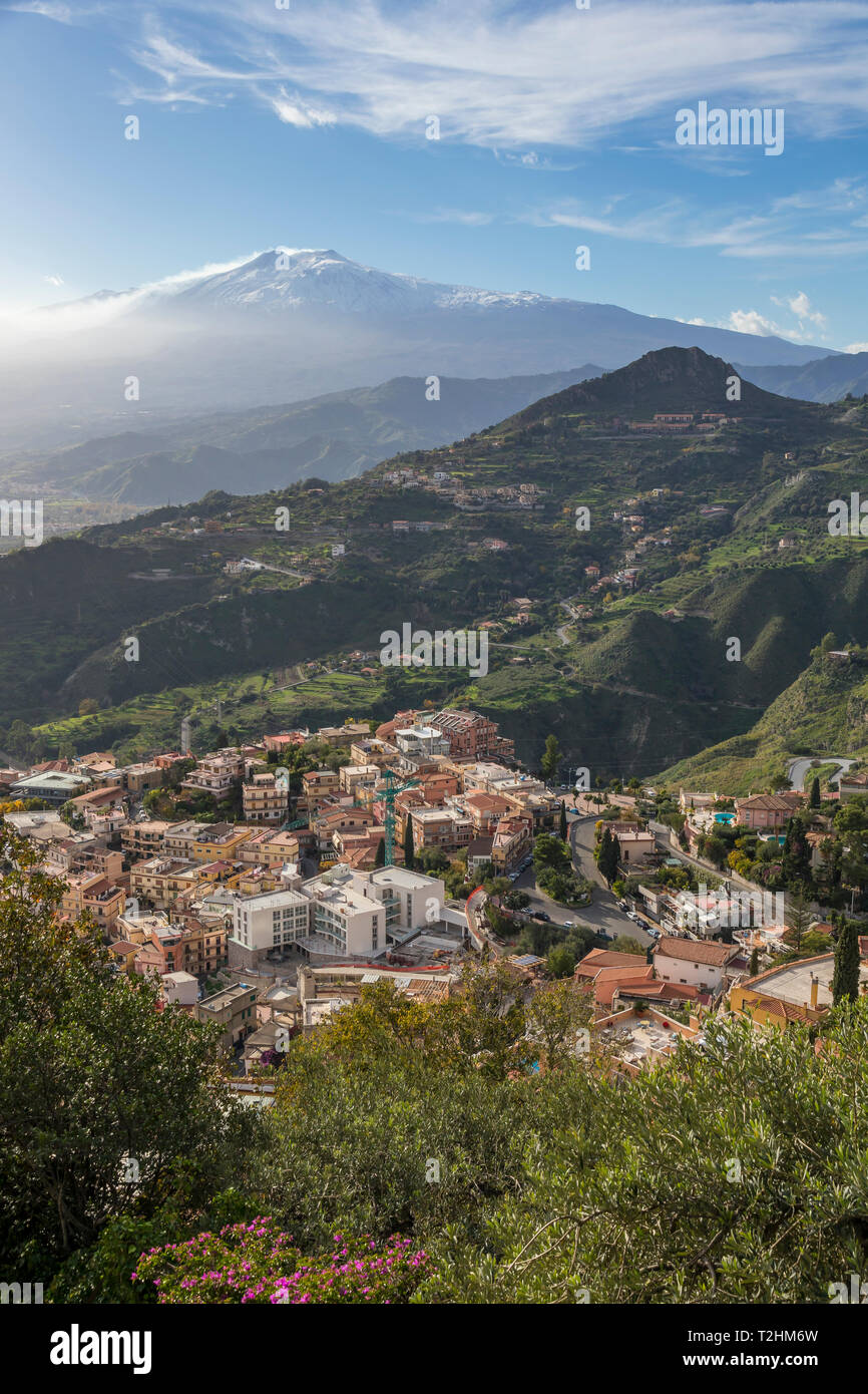 Blick von Madonna della Rocca Kirche über Taormina und auf den Ätna, Taormina, Sizilien, Italien, Europa Stockfoto