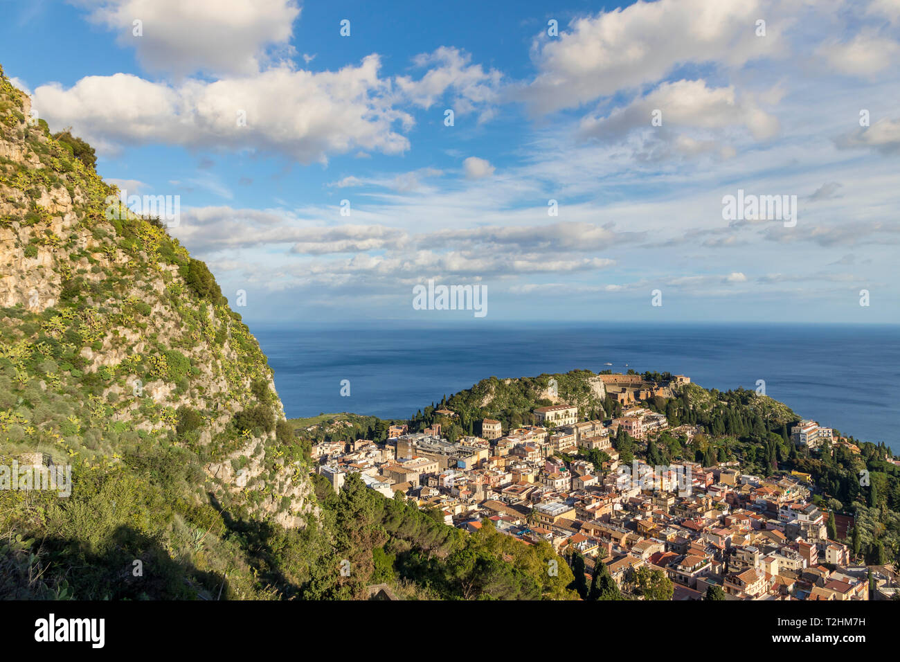 Blick von der Kirche Madonna della Rocca hinunter zum Stadtzentrum, Taormina, Sizilien, Italien, Europa Stockfoto