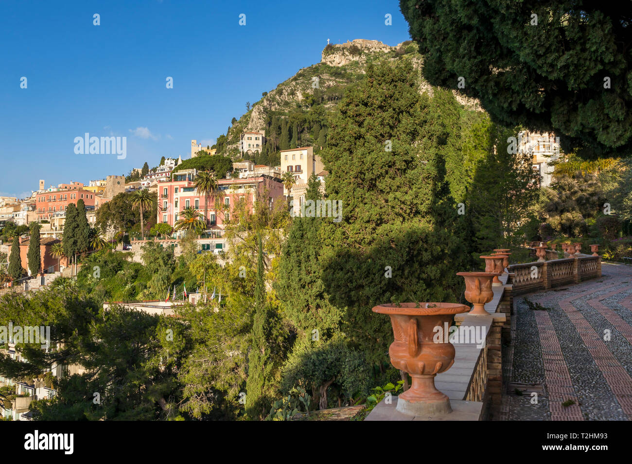 Blick aus dem öffentlichen Garten Parco Duca di Cesaro, Taormina, Sizilien, Italien, Europa Stockfoto