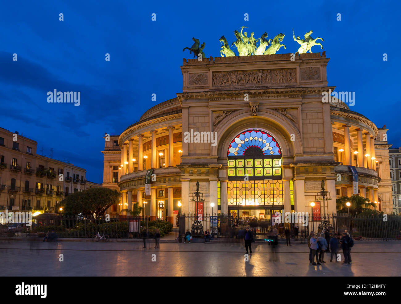 Politeama Theater während der Blauen Stunde, Palermo, Sizilien, Italien, Europa Stockfoto
