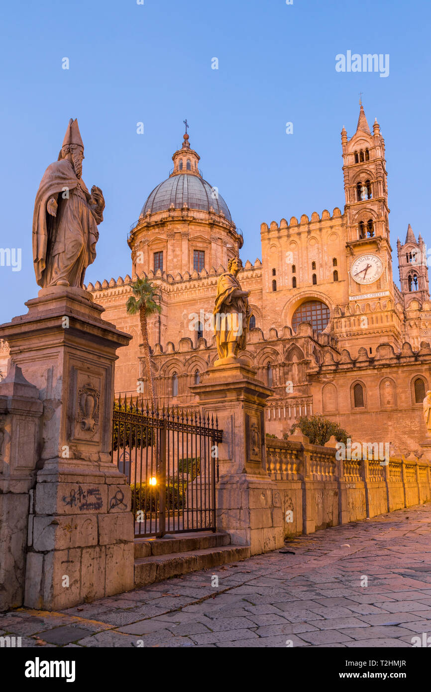 Die Kathedrale von Palermo (UNESCO-Weltkulturerbe) in der Morgendämmerung, Palermo, Sizilien, Italien, Europa Stockfoto