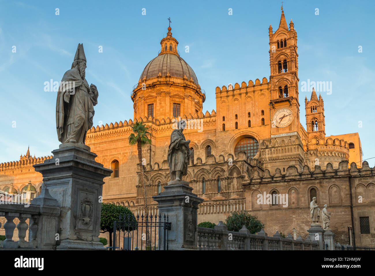 Die Kathedrale von Palermo (UNESCO Weltkulturerbe) im ersten Sonnenlicht, Palermo, Sizilien, Italien, Europa Stockfoto