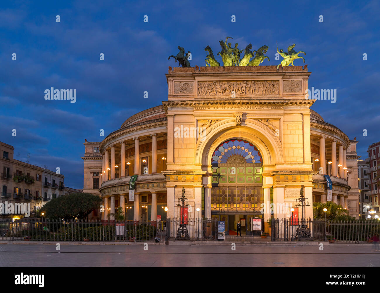 Politeama Theater während der Blauen Stunde, Palermo, Sizilien, Italien, Europa Stockfoto