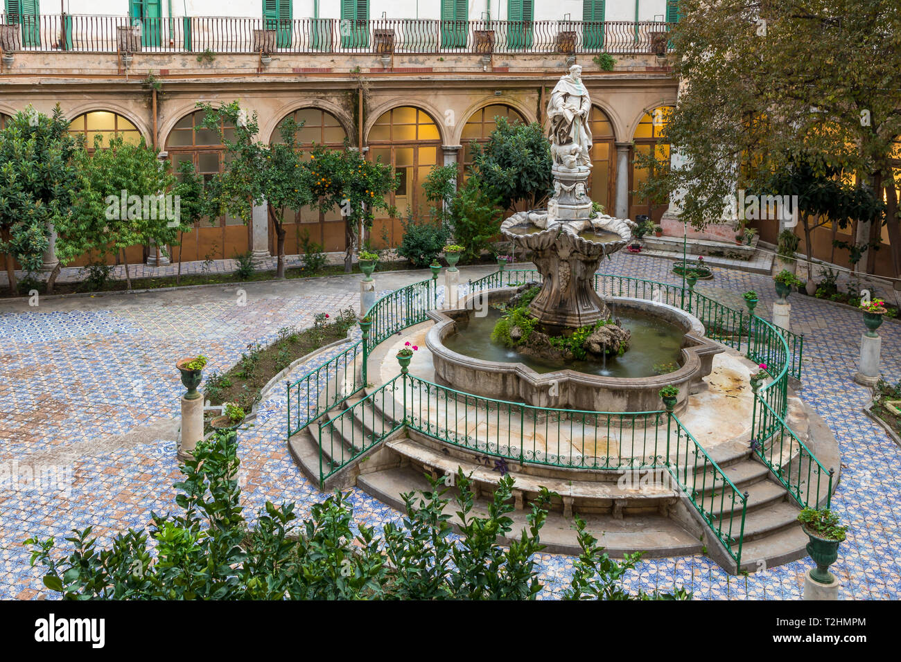 Brunnen im Innenhof der Santa Caterina d'Alessandria Kirche, Palermo, Sizilien, Italien, Europa Stockfoto