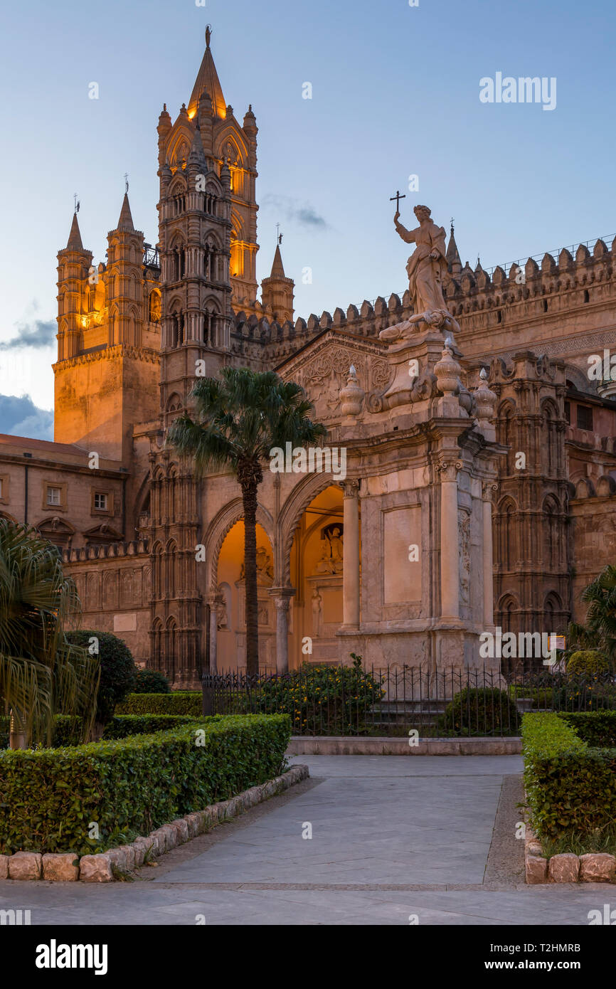 Die Kathedrale von Palermo (UNESCO-Weltkulturerbe) in der Dämmerung, Palermo, Sizilien, Italien, Europa Stockfoto