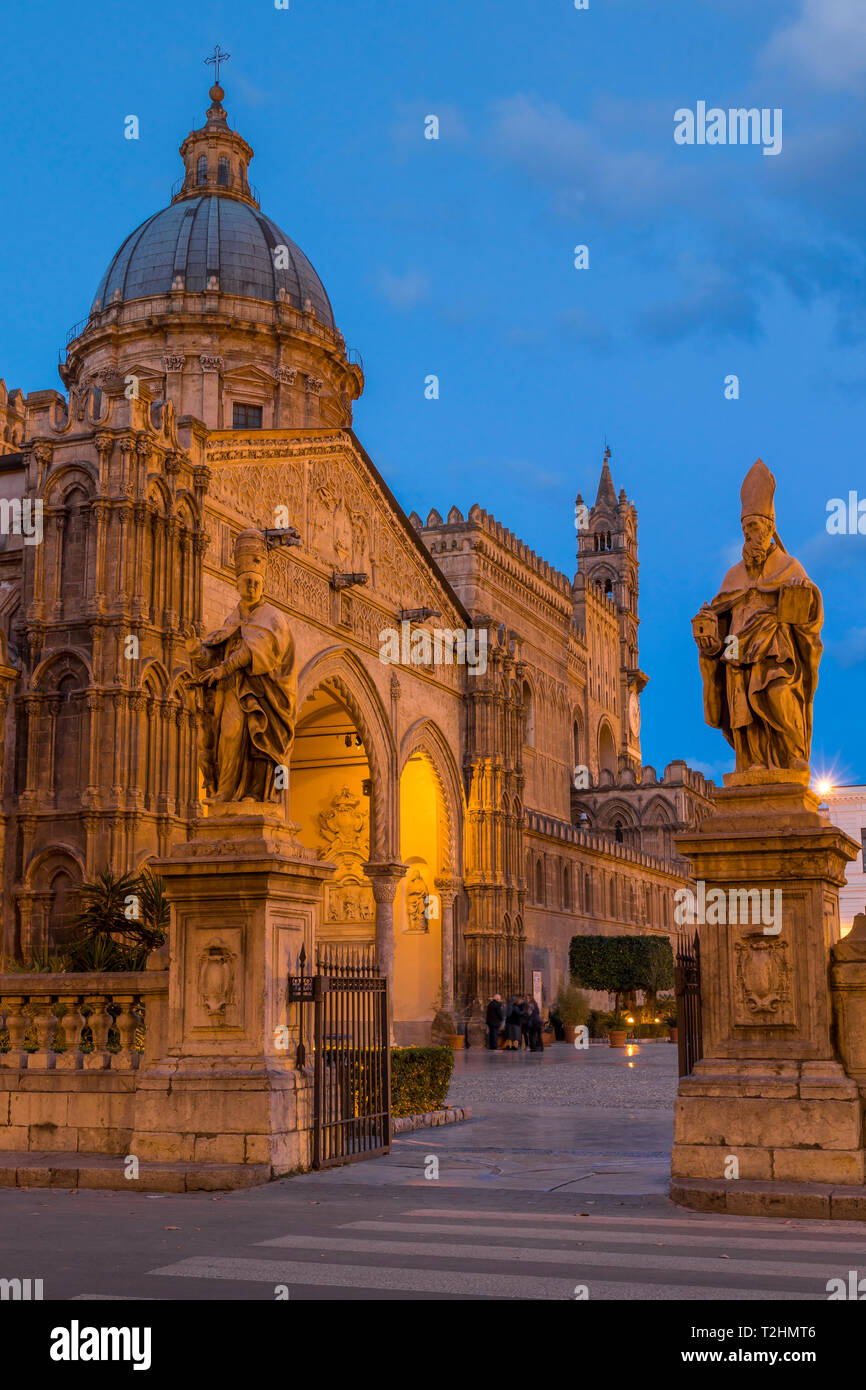 Die Kathedrale von Palermo (UNESCO-Weltkulturerbe) in der Morgendämmerung, Palermo, Sizilien, Italien, Europa Stockfoto