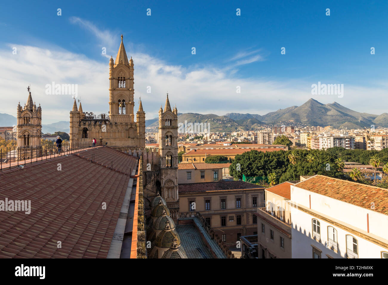 Blick von der Dachterrasse auf die Kathedrale von Palermo über die Innenstadt, Palermo, Sizilien, Italien, Europa Stockfoto