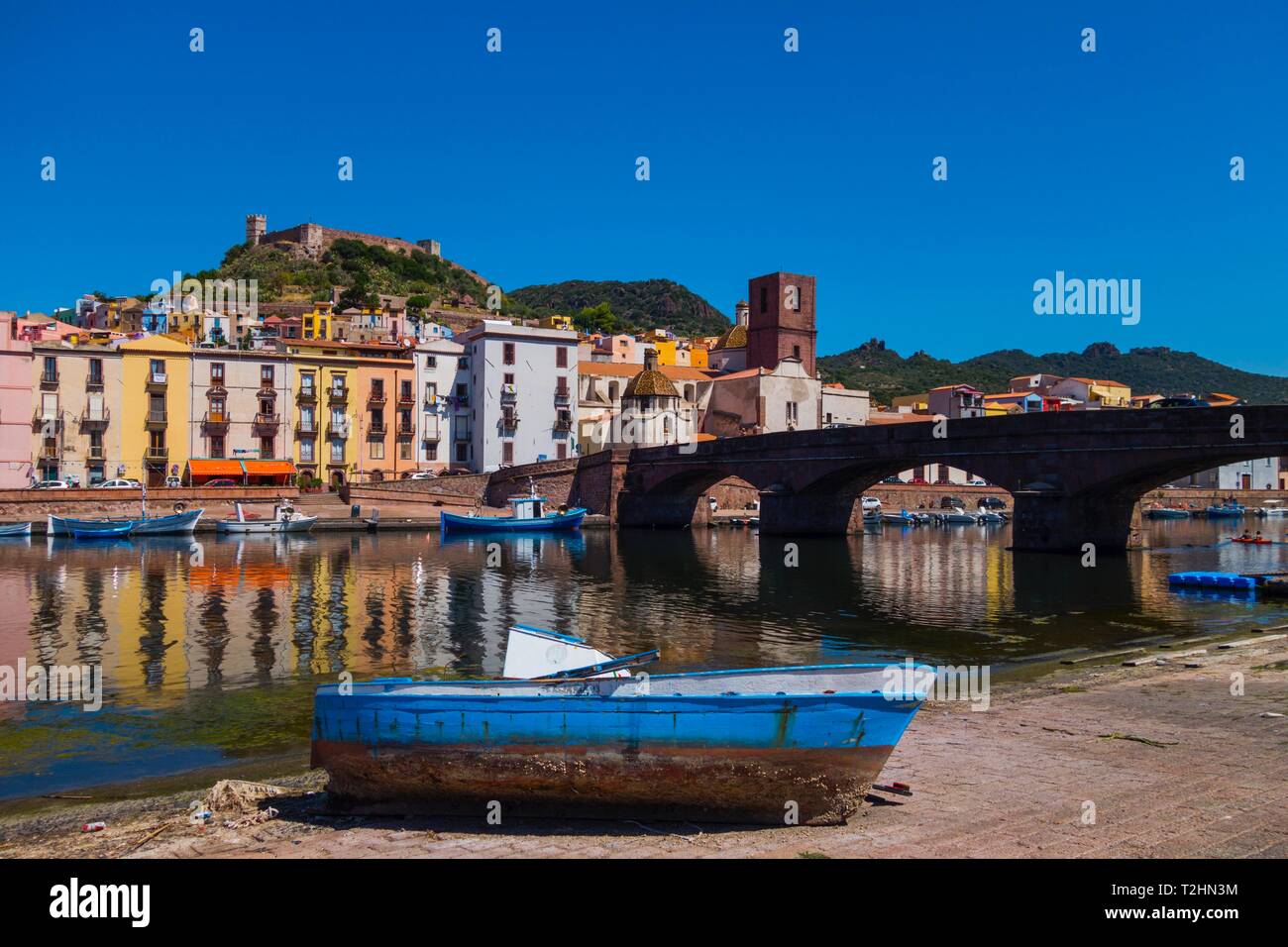 Schloss von Serravalle über dem Fluss Temo von Bosa, Sardinien, Italien, Europa Stockfoto