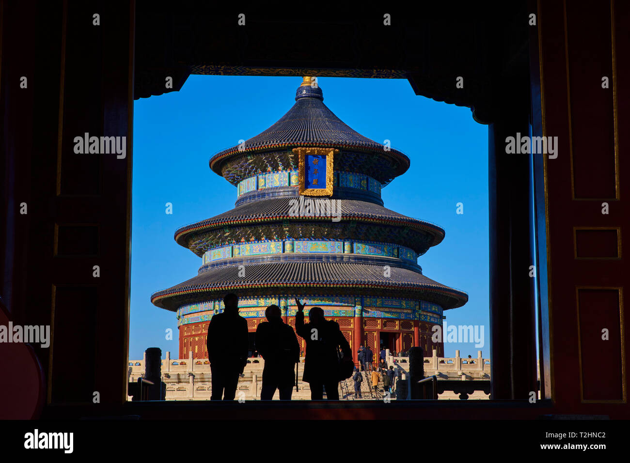 Touristen in Silhouette im Tempel des Himmels, UNESCO-Weltkulturerbe, Dongcheng, Peking, China Stockfoto