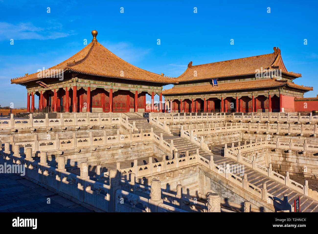 Halle zur Erhaltung der Harmonie (im Hintergrund) mit Hall von Zentralen Harmonie, Verbotene Stadt, Beijing, China, Ostasien Stockfoto