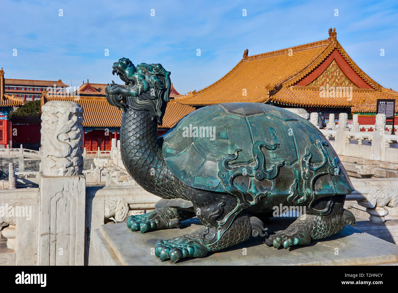 Reich verzierte Bronzestatue in der Verbotenen Stadt, Peking, China, Ostasien Stockfoto