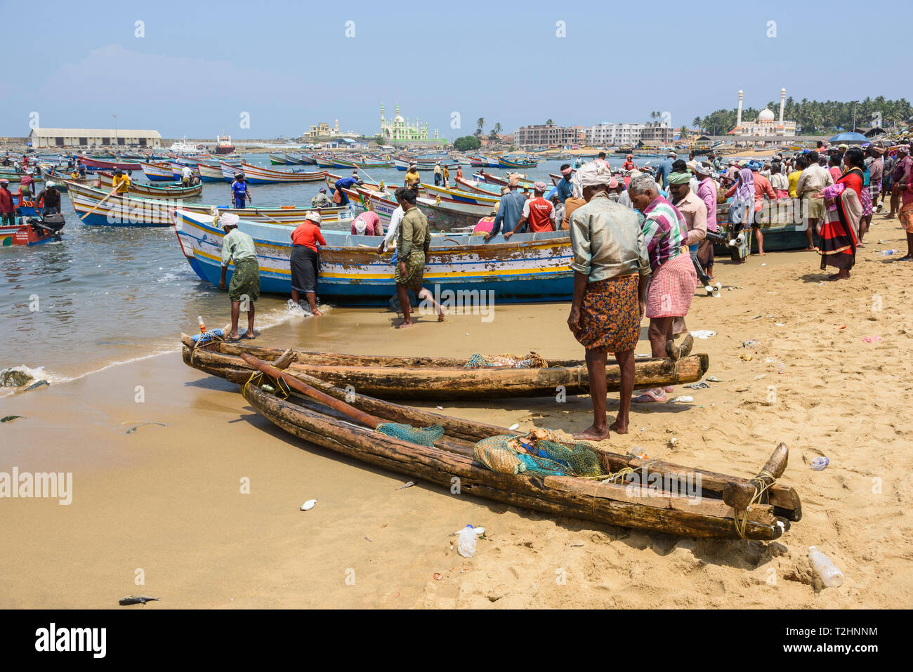 Fischerboote am Fischmarkt, Vizhinjam Beach in der Nähe von Kovalam, Kerala, Indien, Südasien Stockfoto