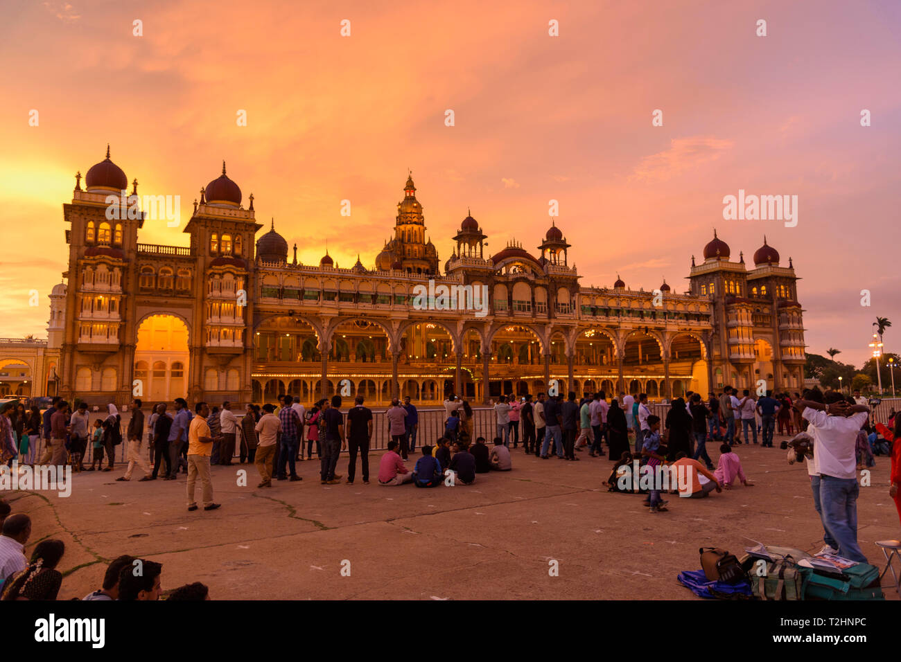 Mysore Palast bei Sonnenuntergang, Mysuru, Karnataka, Indien, Südasien Stockfoto