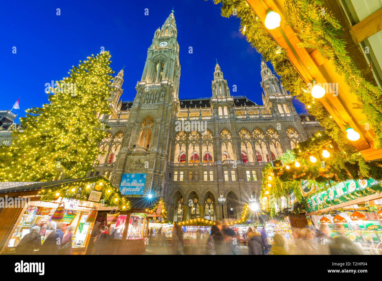 Rathaus und Weihnachtsmarkt in der Nacht in den Rathausplatz, Wien, Österreich, Europa Stockfoto