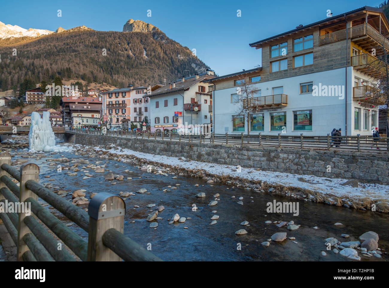 Anzeigen von Moena und Fluss Avisio im Winter, Provinz Trient, Südtirol, Italien, Europa Stockfoto