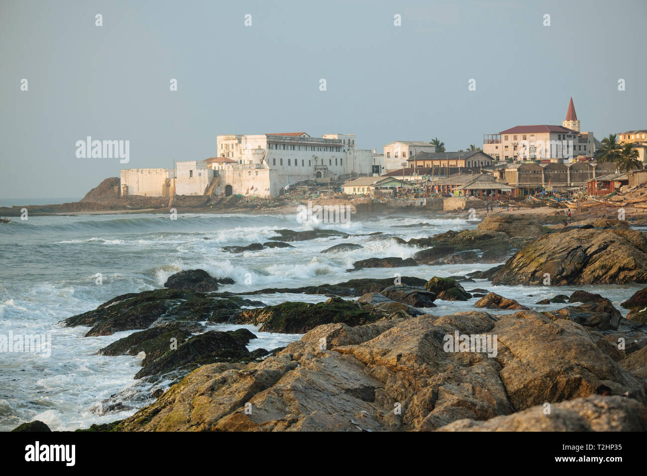 Blick auf Küste und Cape Coast Castle, Cape Coast, Ghana, Afrika Stockfoto