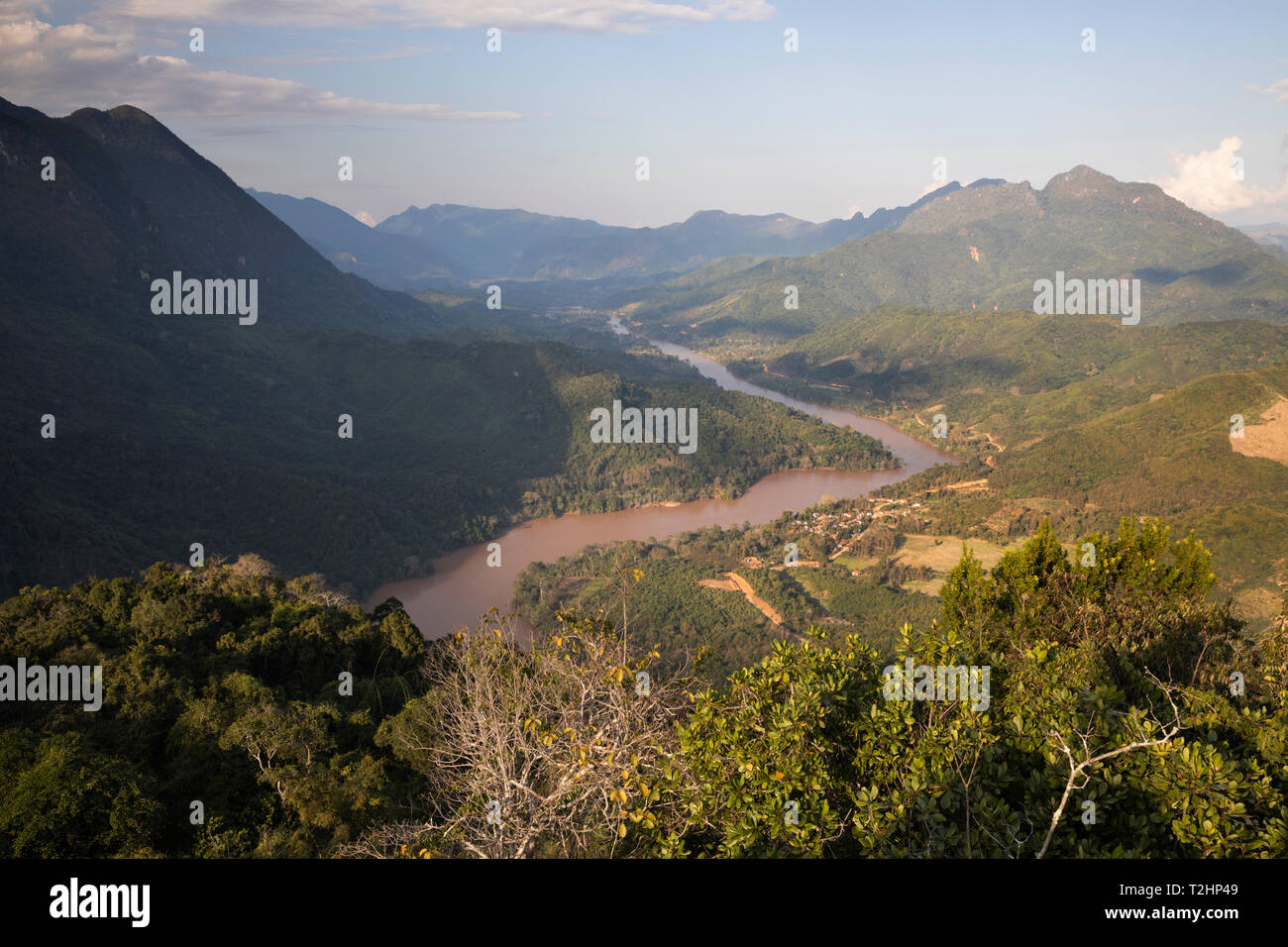 Karsk Gipfel und den Nam Ou Fluss von der Oberseite des Pha Daeng Peak Viewpoint, Nong Khiaw, Provinz Luang Prabang Laos, Südostasien Stockfoto