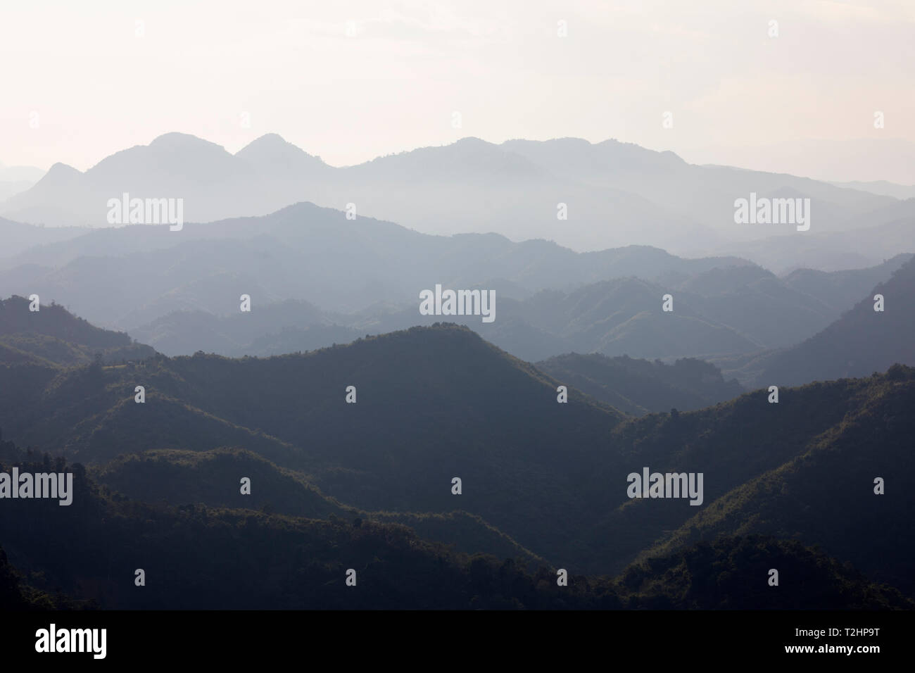Antenne Perspektive der Berge vom Gipfel des Pha Daeng Peak Sicht gesehen, Nong Khiaw, Provinz Luang Prabang, Laos, Südostasien Stockfoto
