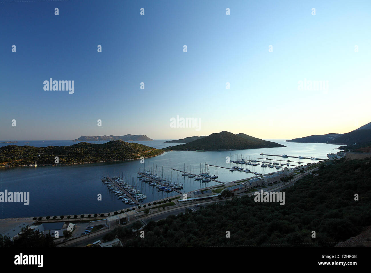 Yatch Hafen Marina Pier und Bootsdock England Yatchs und Schiffe warten auf das offene Meer. Stockfoto