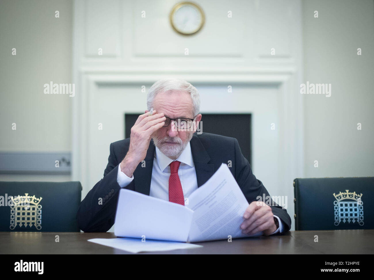 Der Führer der Jeremy Corbyn mit der politischen Erklärung, in der die Rahmenbedingungen für die künftige UK-EU-Beziehungen, in seinem Büro in die Häuser des Parlaments in London. Stockfoto