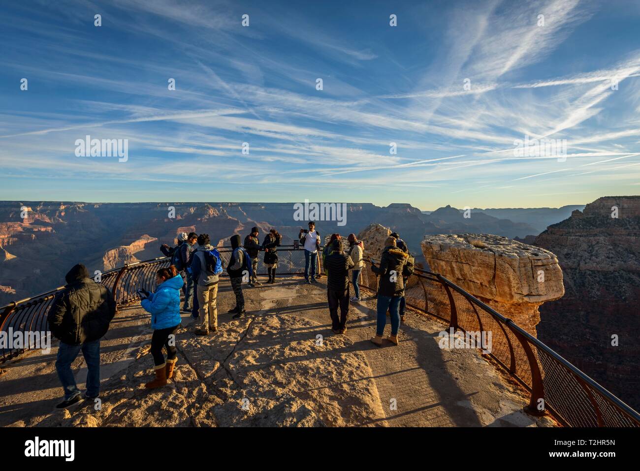 Aussichtspunkt Mather Point mit Besucher, Touristen, erodiert felsige Landschaft, South Rim, Grand Canyon National Park, Arizona, USA Stockfoto