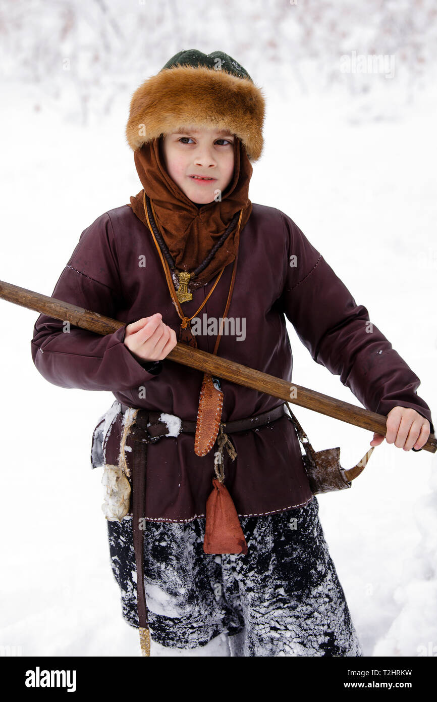 Portrait einer jungen Viking. Viking Warrior mit Chain mail Leder Speer  Walking im Winter Holz vor der Schlacht, skandinavische traditionelle  Kleidung für Stockfotografie - Alamy