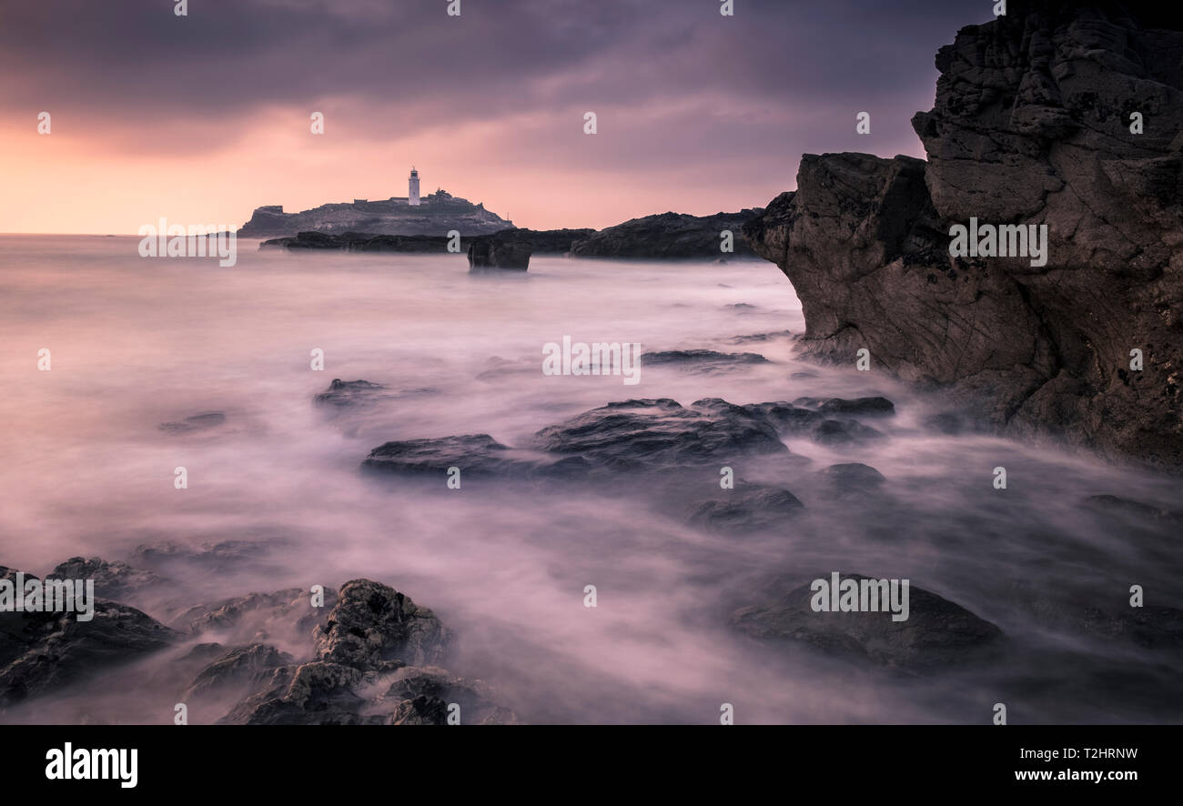 Sonnenuntergang auf godrevy Point Lighthouse, an der nördlichen Küste von Cornwall, England, Großbritannien. Stockfoto