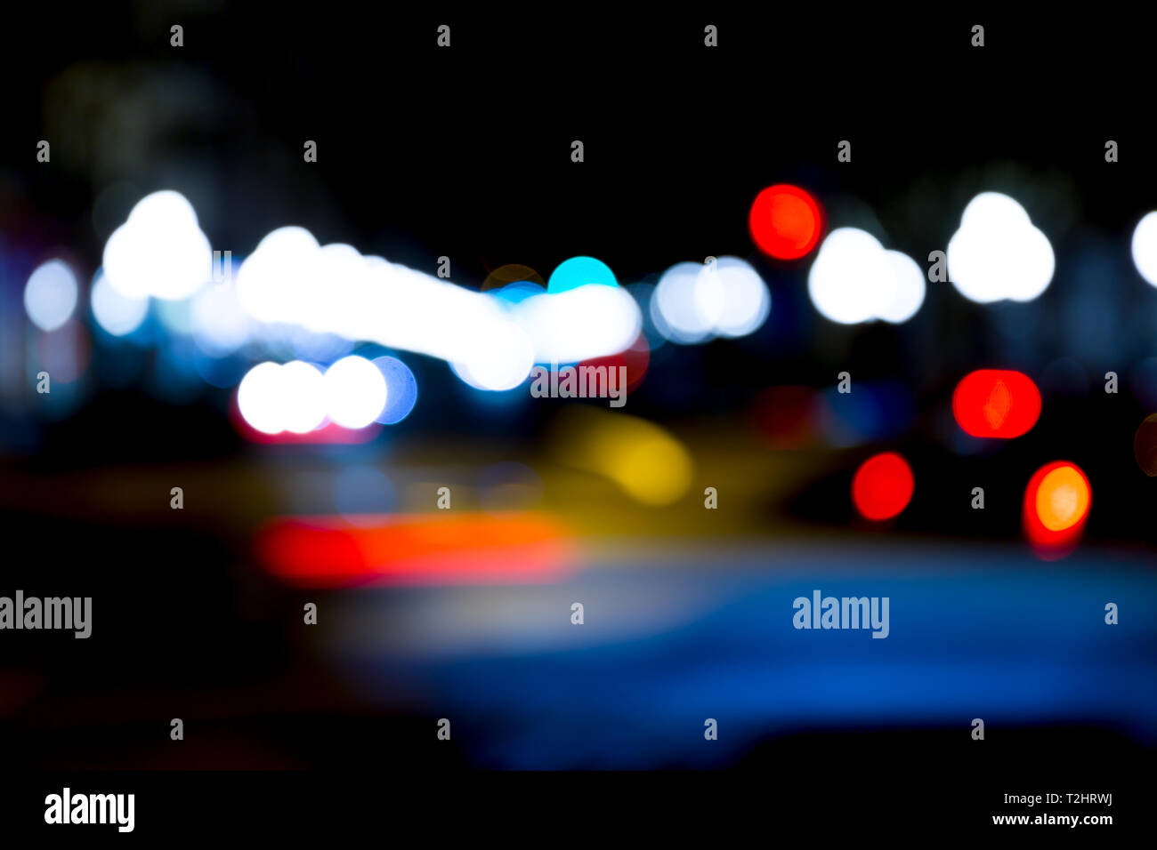 Abstrakte Ampel auf der städtischen Straße bei Nacht, abstrakte Bokeh, verschwommene Bewegung Stockfoto Abstrakte Ampel auf der städtischen Straße bei Nacht, abstrakte Bokeh, verschwommene Bewegung Stockfoto