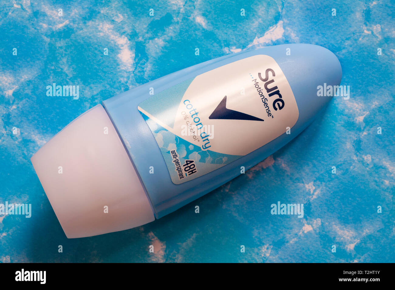 Sicher MotionSense anti-perspirant Baumwolle trocken 0% Alkohol für Frauen auf blau gemusterten Hintergrund Stockfoto