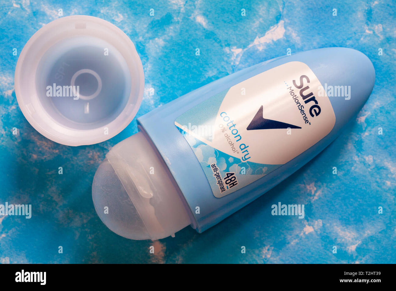 Sicher MotionSense anti-perspirant Baumwolle trocken 0% Alkohol für Frauen mit Deckel auf blau gemusterten Hintergrund entfernt Stockfoto