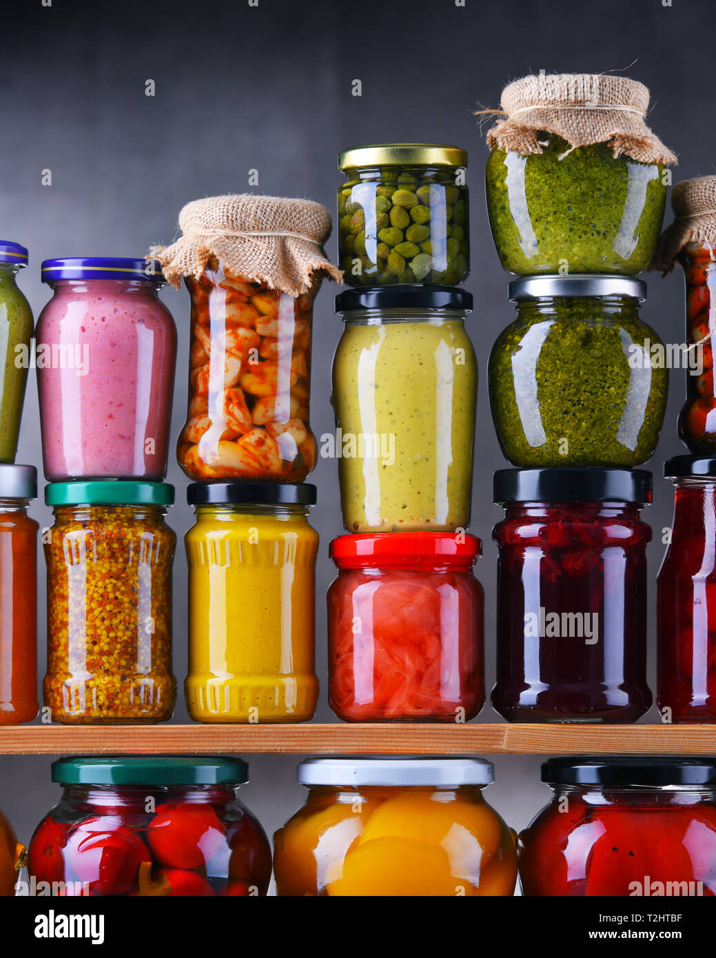 Gläser mit verschiedenen eingelegtes Gemüse und Früchte. Konserven Stockfoto