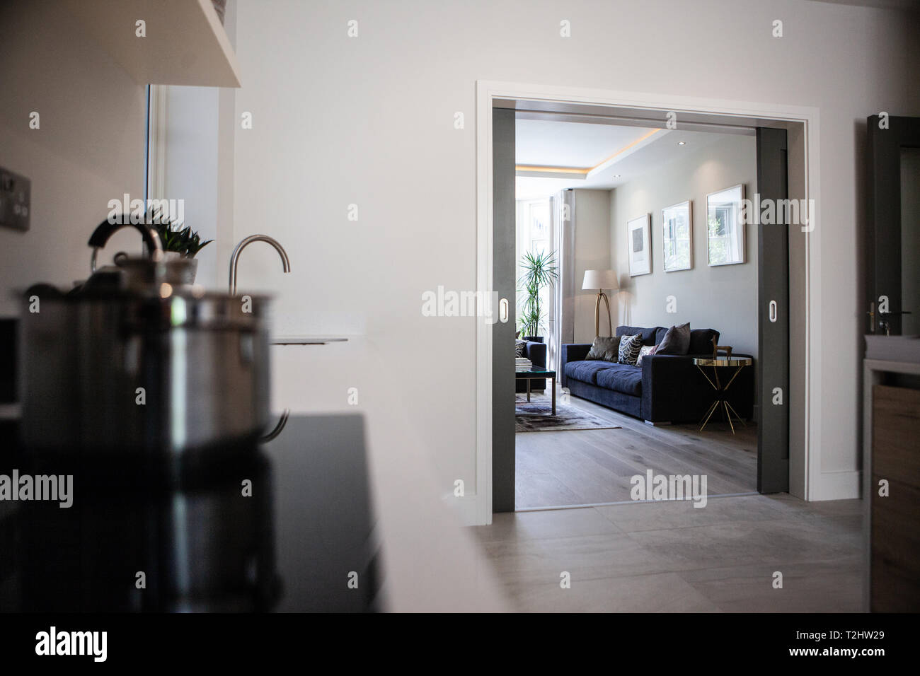 Küche übersicht Inter-site Zimmer Familienzimmer vor dem Haus durch die doppelte Türen. Stockfoto