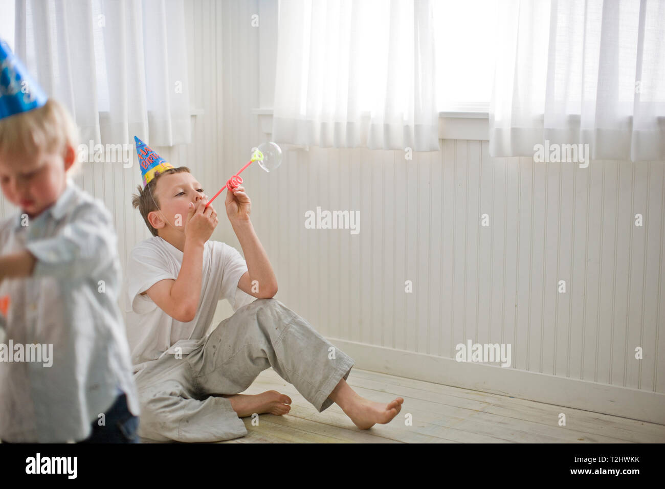 Jungen Partei tragen Hüte und Seifenblasen Stockfoto