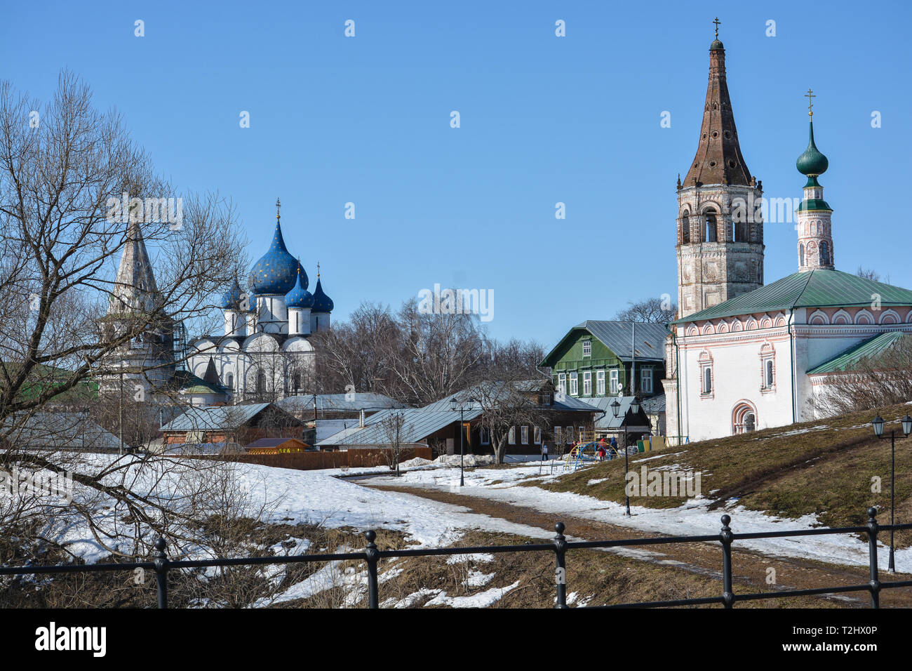 Orthodoxe Kirche im Frühling. Christlichen Tempels in Russland Ende März. Stockfoto