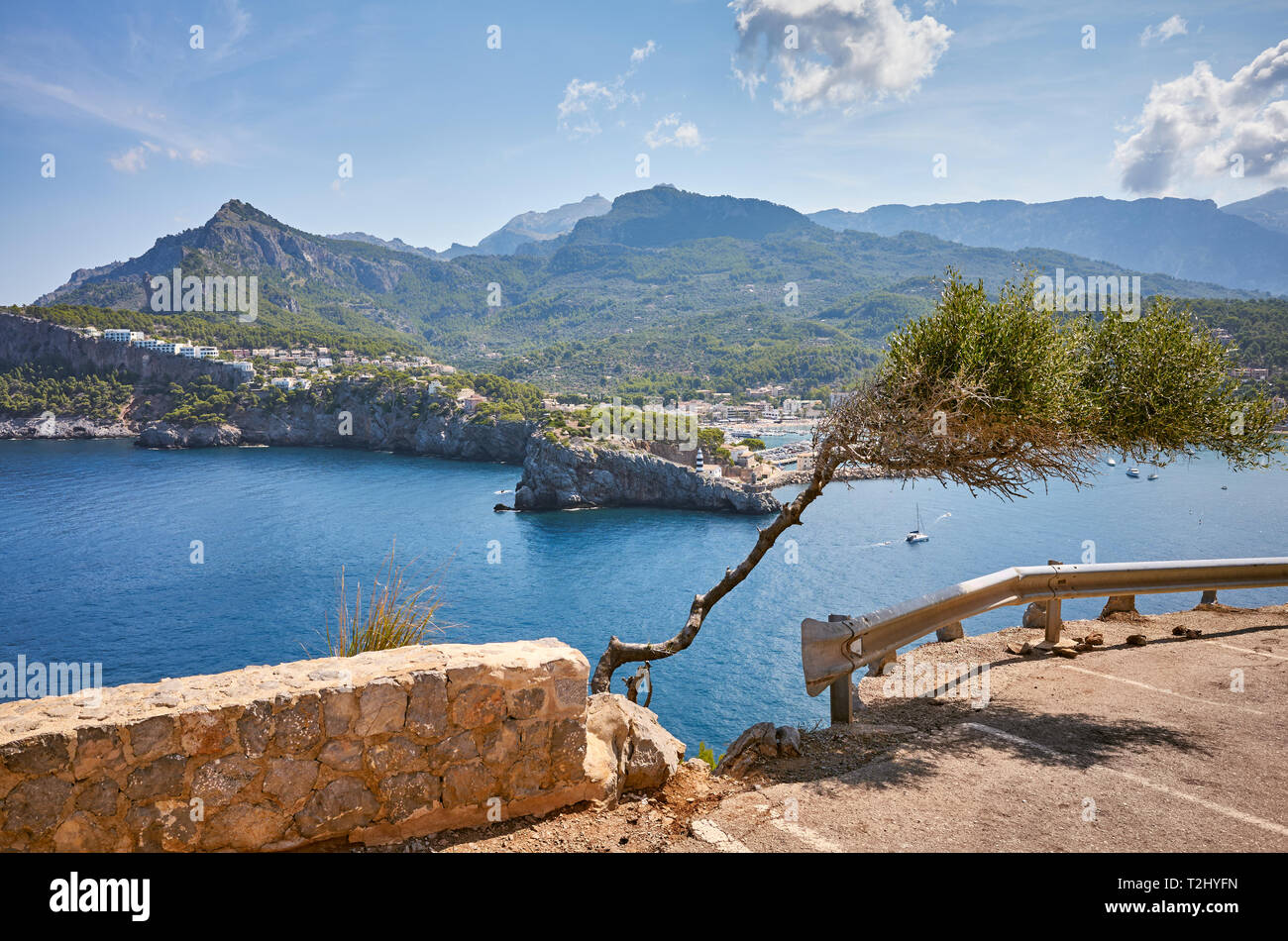 Parkplatz mit einem malerischen Blick auf den Port de Soller, Mallorca, Spanien. Stockfoto
