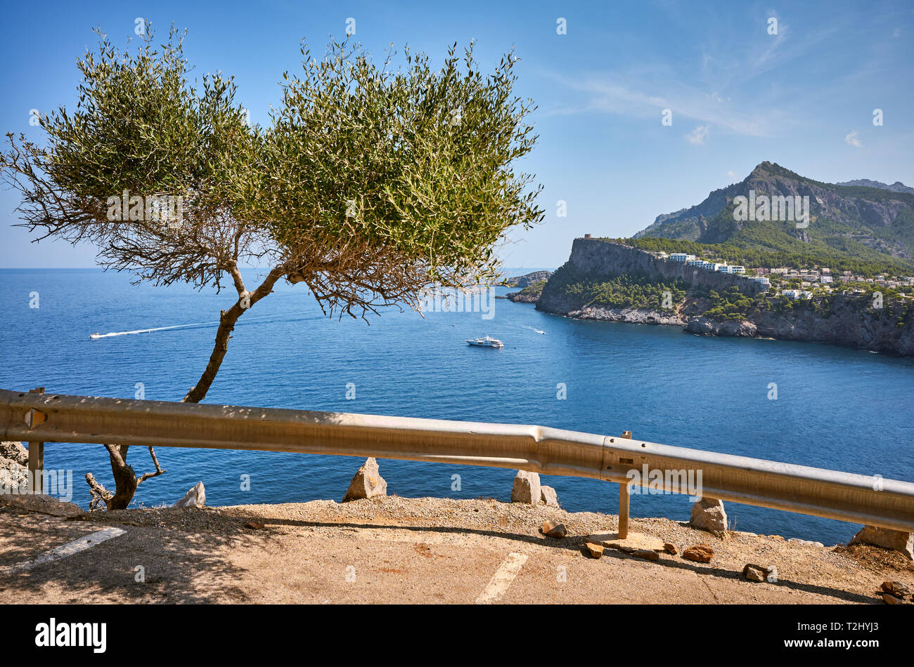 Parkplatz mit einem malerischen Blick auf den Port de Soller, Mallorca, Spanien. Stockfoto
