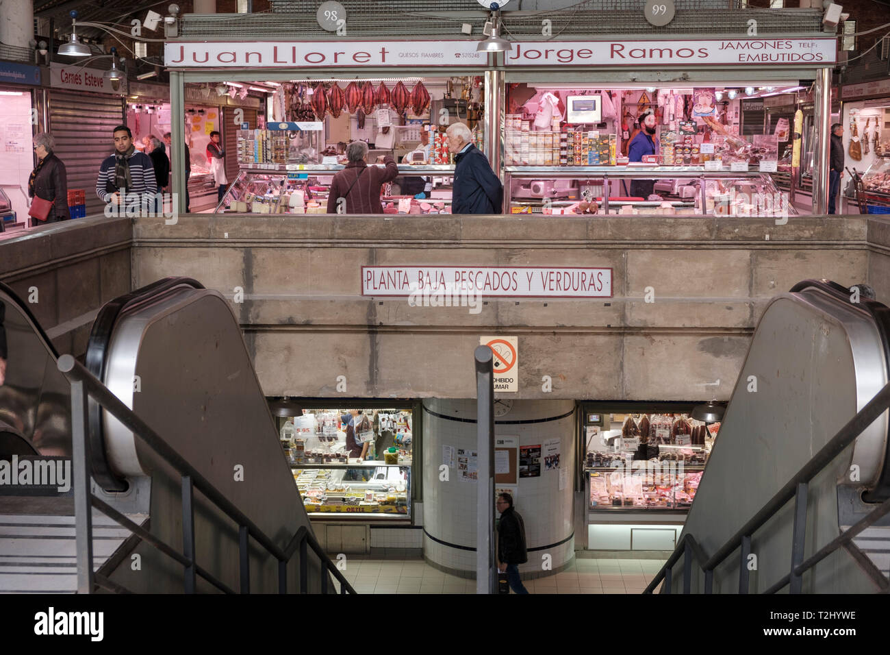 Metzgereien im Erdgeschoss über Fisch Geschäfte im Untergeschoß in der Mercado Central, die zentrale Markthalle in der Stadt Alicante, Spanien Stockfoto