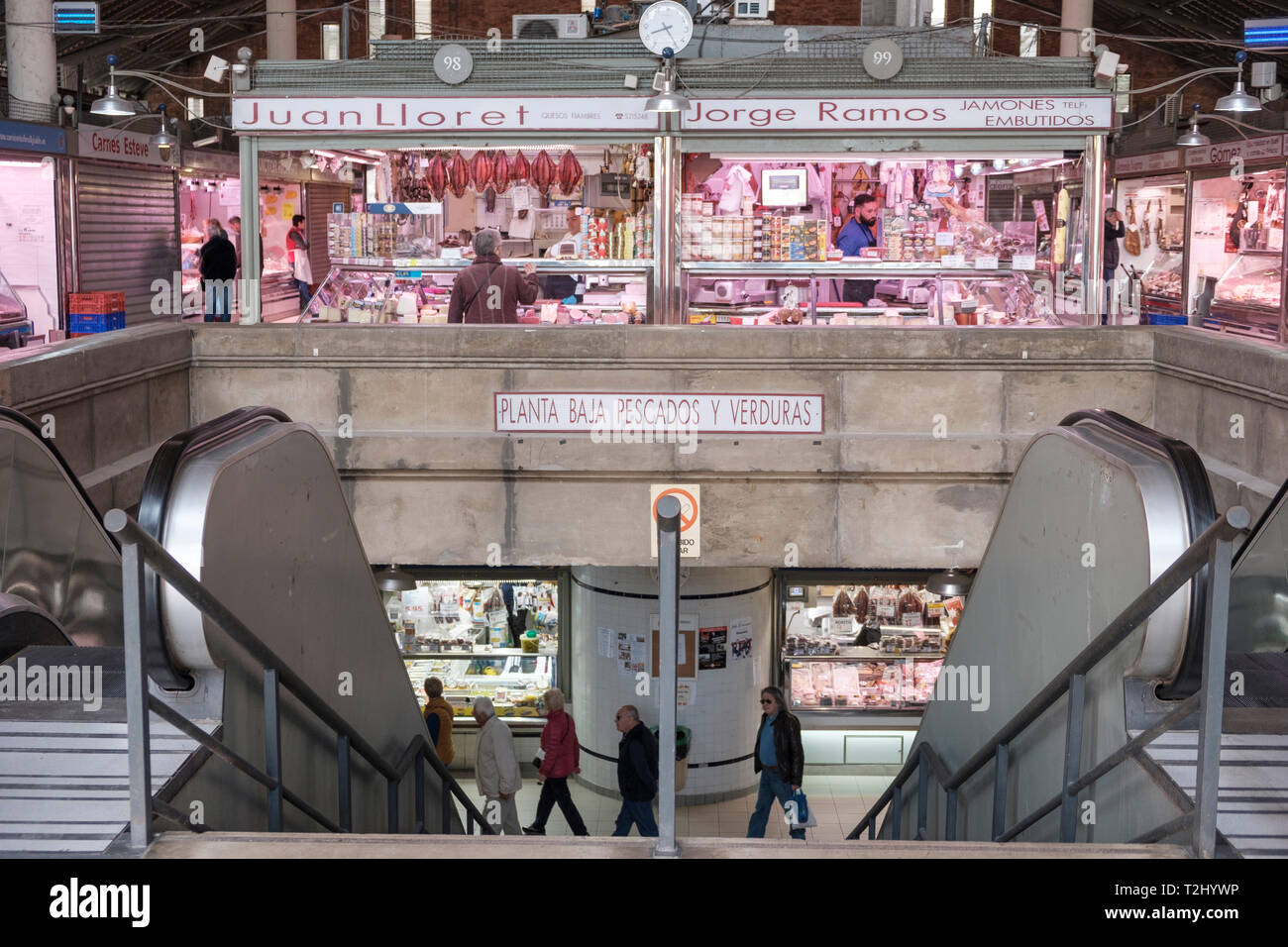 Metzgereien im Erdgeschoss über Fisch Geschäfte im Untergeschoß in der Mercado Central, die zentrale Markthalle in der Stadt Alicante, Spanien Stockfoto